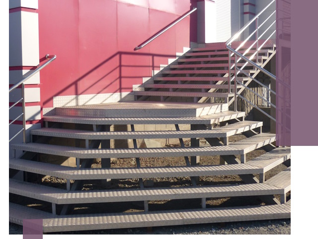 Лестницы для магазина в Карпинске — изготовление и монтаж