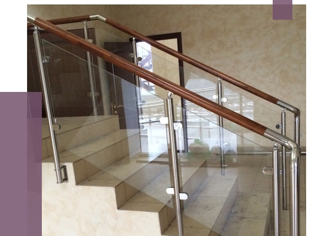 Комбинированные перила из металла и дерева в Карпинске