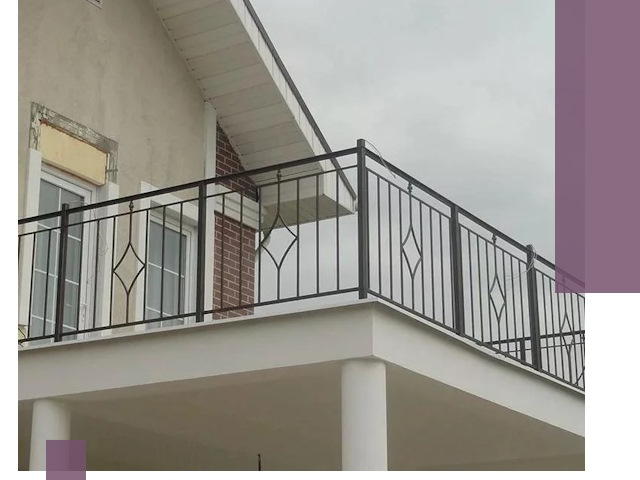 Изготовление балконных ограждений в Карпинске из металла и стекла