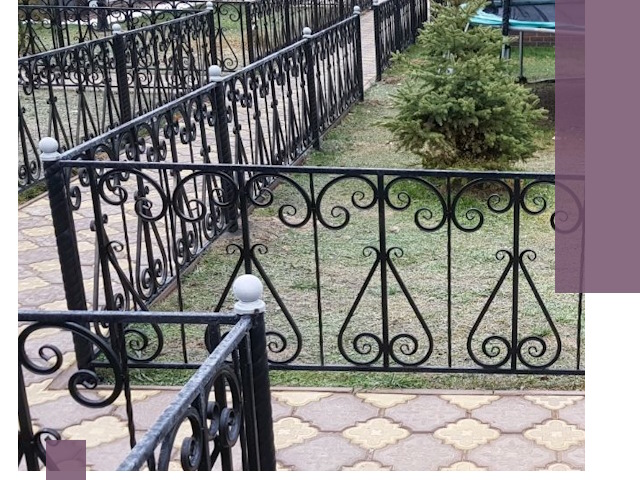 Кованые газонные ограждения под ключ в Карпинске